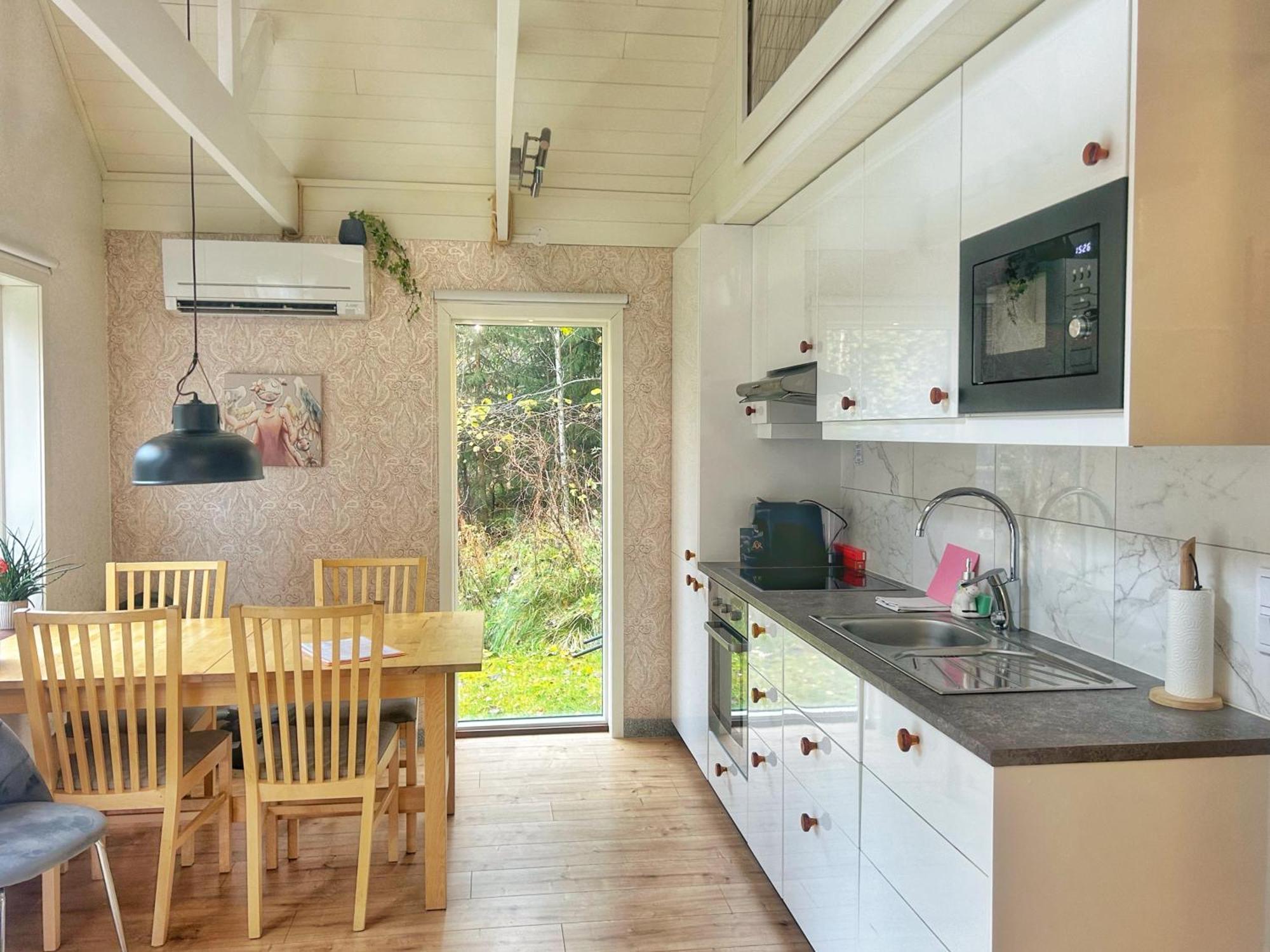 The Blomsholm Cabin - Load Your Electric Car Stromstad Exterior photo